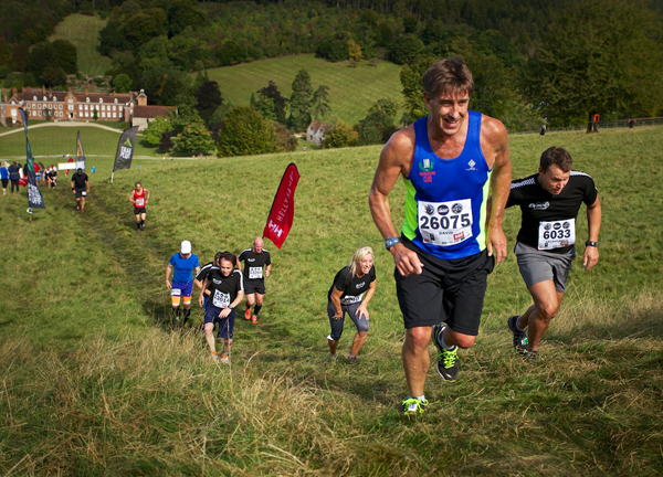 Competitors-flog-up-the-big-hill-2417